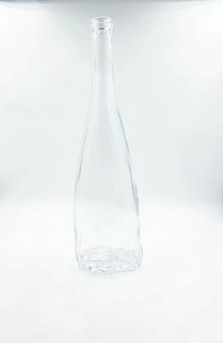 Botella de licor de vidrio delgada de 750 ml con base de hielo texturizada
